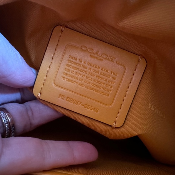 Coach chaise crossbody in yellow pollen - Picture 8 of 10